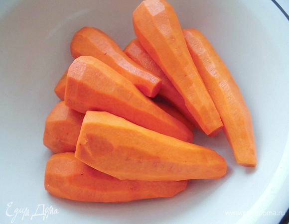 Очистить морковку и яблоки.