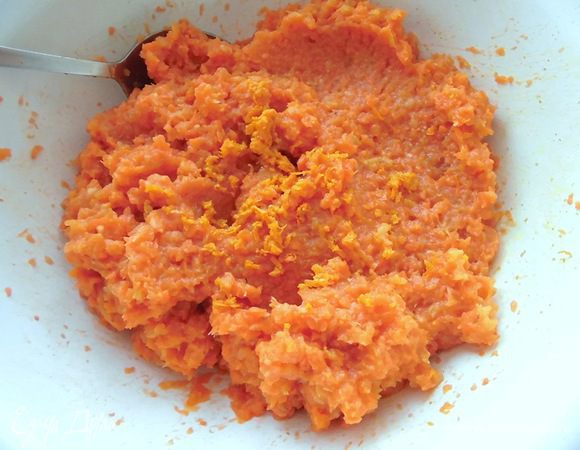 Морковку перемолоть в мясорубке. У меня была морковка довольно небольшая, всего я взяла ее где-то 400-450 грамм. Измельчить яблоки, оставшуюся курагу и банан. Я прокрутила все несколько раз через мясорубку, чтобы получилась более однородная масса. Добавить цедру 1 апельсина, цедру половинки лимона и немного лимонного сока. Обязательно попробуйте на вкус! 