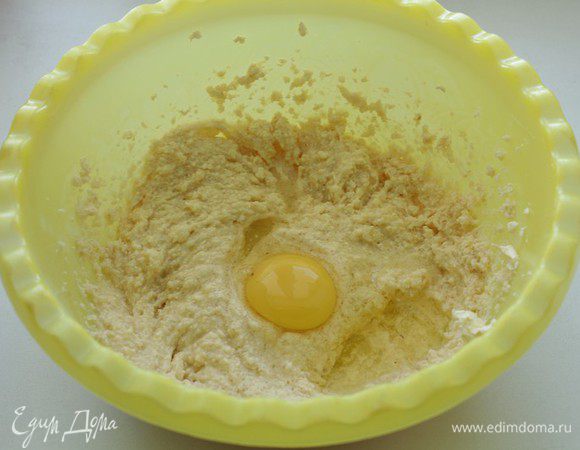 Взбить размягченное масло с сахаром, солью и ванильным сахаром. Затем по одному взбить яйца.