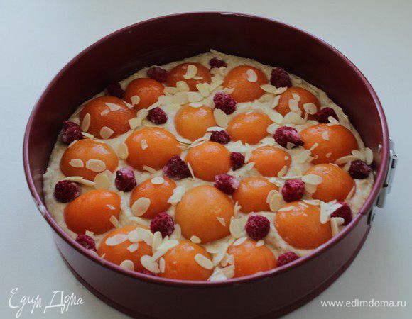 Посыпать миндальными пластинками и малиной. 
Выпекать в разогретой духовке около 50 минут. Готовность проверить деревянной шпажкой.