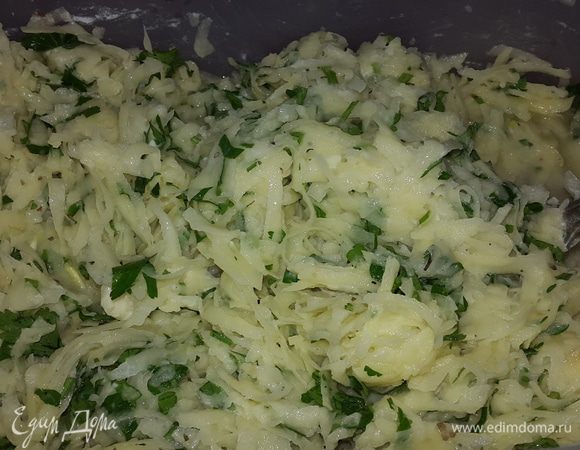 Картофель моем, чистим и натираем на крупной тёрке. Луковицу и чеснок натираем на мелкой тёрке. Солим, перчим, добавляем муку, сухие травы и рубленную петрушку, тщательно перемешиваем.