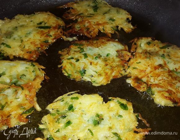 Разогреваем в сковороде оливковое масло и выкладываем нашу смесь с помощью столовой ложки, разравнивая и придавая форму оладушек. Обжариваем до золотистой корочки с двух сторон.