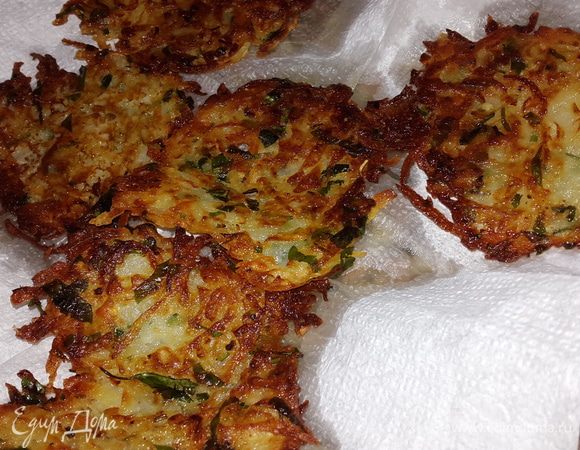 Выкладываем драники на бумажное полотенце, меняя его после каждой партии.