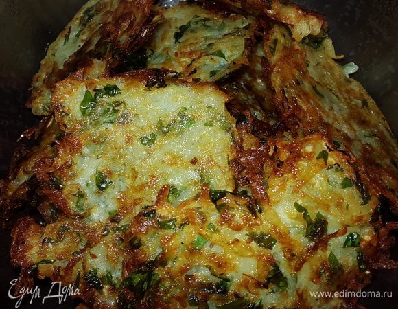 Затем перекладываем каждую обсушенную от масла партию в кастрюльку и накрываем крышкой, пока не дожарим все драники. Подаем с овощами. Приятного аппетита!