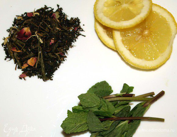 Берем чай (на ваш вкус), свежую мяту, несколько долек лимона. 