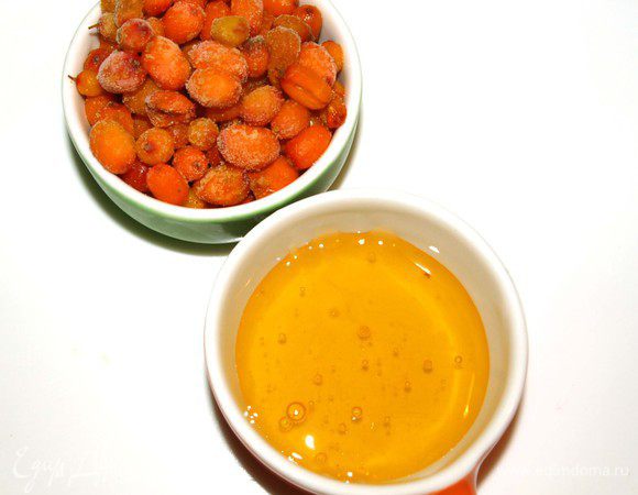 Пока чай настаивается берем 2,5 ст. ложки облепихи и ст. ложку меда. Мы же помним, что горячая вода не полезна для меда, и, кстати, для облепихи тоже) 
