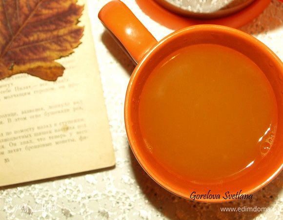 Разливаем чай в чашки через ситечко. 
На доброе здоровье:)