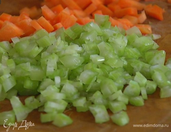 Сельдерей нарезать маленькими кусочками.