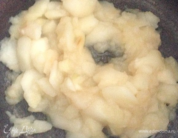 Яблоки очистить и нарезать тонкими пластинами. Положить в кастрюльку 170 г  яблок, добавить 3 ч.л. воды и поставить на небольшой огонь. Готовить яблоки до мягкости.
Готовые яблоки размять вилкой до пюреобразного состояния и остудить.