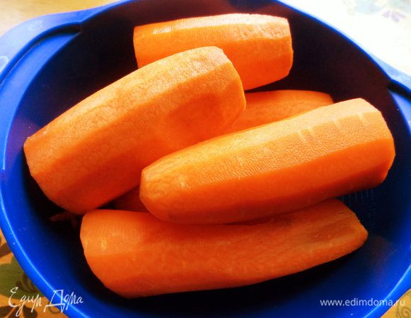 Морковь покупаем сочную, моем, чистим.