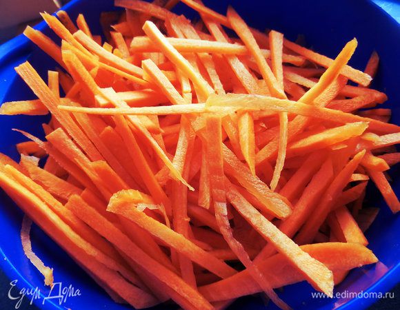 Нарезаем тонкой соломкой с помощью тёрки или ножом.