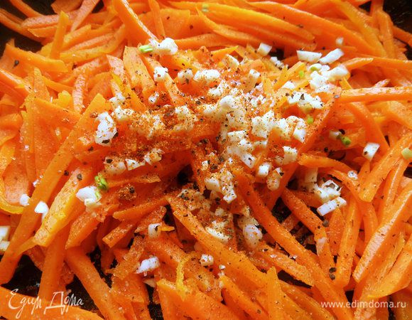 Отправляем на горячую сковороду с маслом, посыпаем рубленным чесноком, приправами с восточными ароматами.