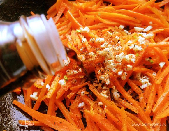 Когда морковка станет мягче, добавим соевый соус вместо соли. Перемешиваем, снимаем с огня.