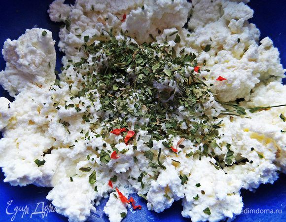 В это время делаем шарики из брынзы или, как я, из творога. Поперчим, посолим, добавим петрушки. Брынзу солить не надо.