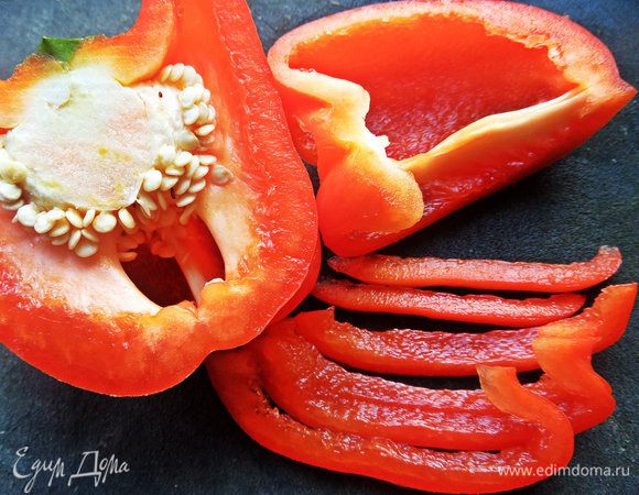 Красный перец разрежем на полосочки, а потом изрубим в крошку.