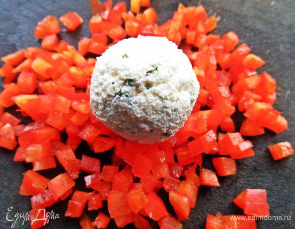 Обваляем в такой панировке каждый шарик.