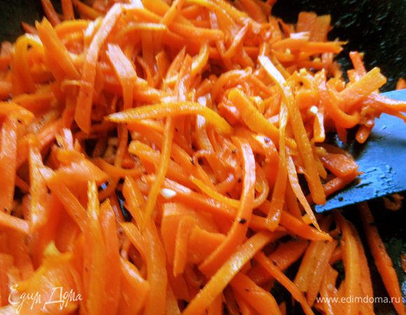 Морковка пока ещё тёплая, перекладываем её на блюдо.