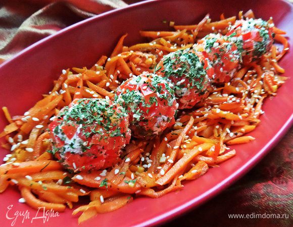 Укладываем сверху в ряд шарики. Посыпаем обжаренным кунжутом.