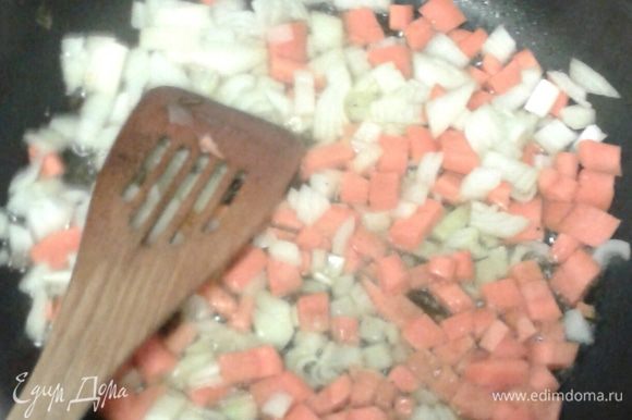 Лук, морковь, стебель сельдерея помыть, почистить, порезать мелкими кубиками.