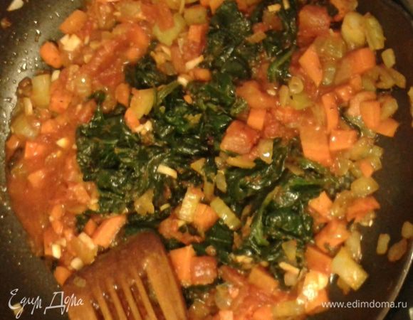  Когда шпинат «разойдется», добавить резанные консервированные в собственном соку помидоры, мелко порезанный чеснок, сухую сладкую паприку. Для баланса кислотности добавьте щепотку сахара. Потомите поджарку минут  5. 