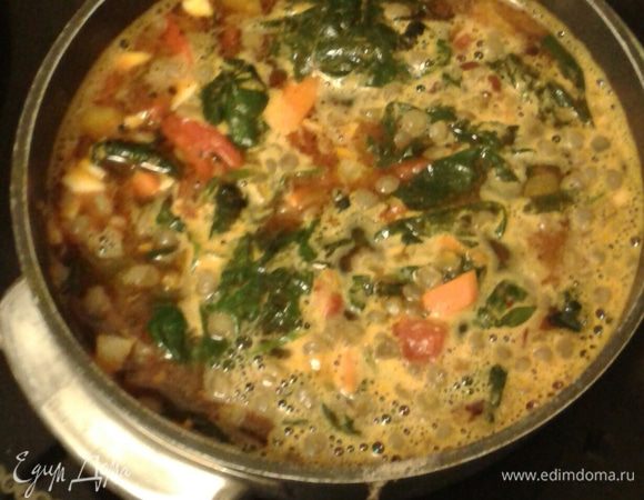 В кастрюлю налейте полтора литра овощного бульона или воды, отправьте  туда отваренную фасоль, чечевицу, поджарку. Затем добавьте по вкусу соль, перец оставьте суп томиться минут 5, не больше. Выключите и оставьте настояться.