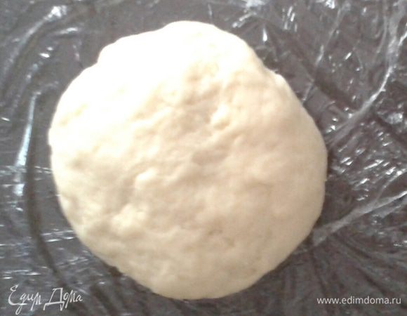 Для приготовления теста половину чайной ложки соды залить кипятком (кипятка взять чуть меньше, чем полстакана). Стакан муки (250 мл) просеять, залить кипятком с содой, вода должна быть примерно 95–90°C. Замесить эластичное тесто (аккуратно с кипятком!), добавить растительное масло, соль. Тесто убрать в холодильник на 30 минут.