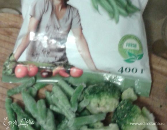 Овощи для начинки подойдут мороженые, мне нравятся под маркой «Едим Дома». Предварительно размораживать не нужно, выкладываем на галету непосредственно перед выпечкой.