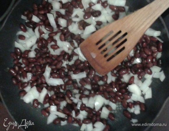 Фасоль отварить или взять готовую из банки. Лук обжарить до прозрачности на растительном масле, добавить фасоль, жарить 3–5 минут.