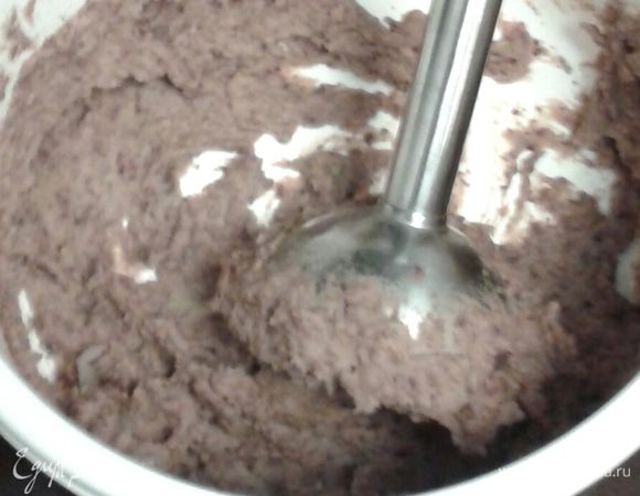 Фасоль с луком переложить в отдельную емкость и измельчить погружным блендером до состояния пюре.