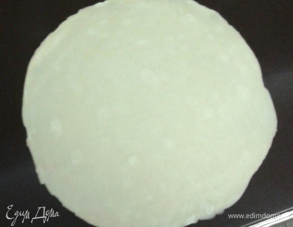 Тесто раскатать в тонкий круглый пласт диаметром примерно 26–30 см.