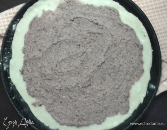 Начинку из фасоли разровнять по поверхности теста, оставить около 5 см от края.