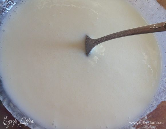 Смешать сметану, сахар, ванилин и соду, погашенную уксусом.