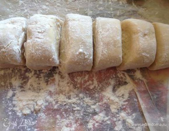 Добавить оливковое масло, просеять муку и замесить тесто.
Разделить на 6 одинаковых частей.