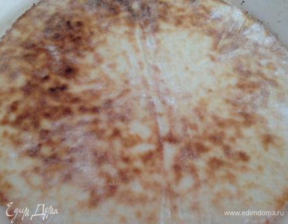 Раскатывать каждую часть тонко в круг, обрезать под тарелку и обжаривать на сухой сковороде с каждой стороны до легкой золотинки (коржи жарятся очень быстро).