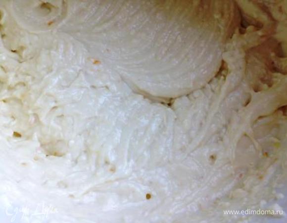 Для крема взбить творог (если зернистый, его нужно пропустить через сито) со сгущенкой, добавить сок и цедру лимона, взбить.