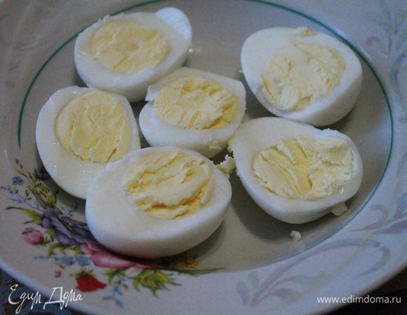 Яйца отварить и помять вилкой.
Морскую капусту (у меня маринованная) порубить ножом.
Вяленые помидоры мелко нарезать.