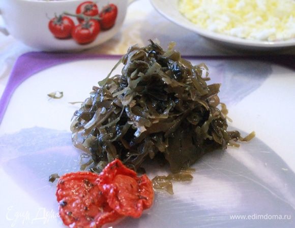 Картофель нарезать и отварить в бульоне.
Морковь натереть на терке и потушить до мягкости, добавить томатную пасту и тушить еще 3 минуты.