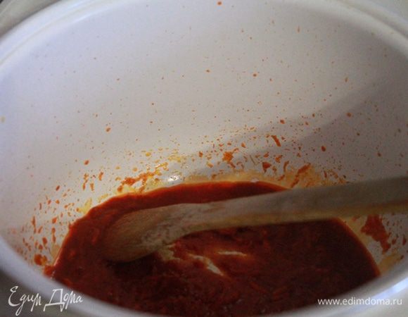 Когда картофель сварится, посолить. Выключить огонь, добавить яйца, капусту, морковь с томатной пастой. Поперчить, добавить зелень. 
Убрать с огня.