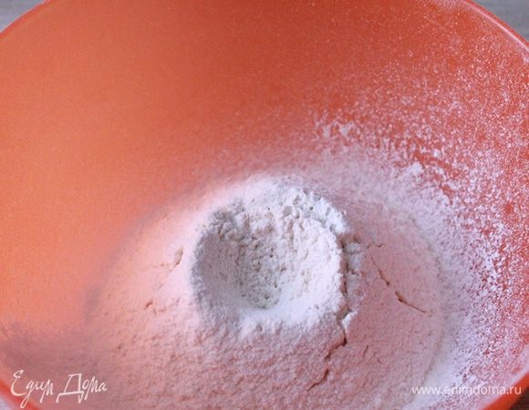 Для теста просеять муку с разрыхлителем, добавить соль и корицу.