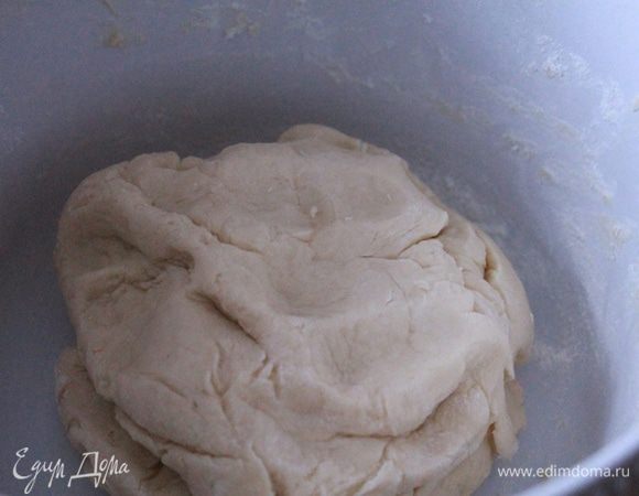 Размягченное масло взбить до пышности, добавить мед и еще раз взбить.
Сметану взбить с яйцом. Соединить обе смеси. Добавить частями муку (может понадобиться чуть меньше или больше) и вымесить эластичное тесто. Убрать в холодильник на 20 минут.