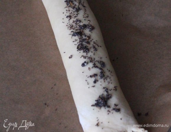 Выпекать в разогретой до 180 градусов духовке 45 минут до золотистой корочки. Рулет достать из духовки, остудить 10 минут и теплым разрезать на кусочки и ...