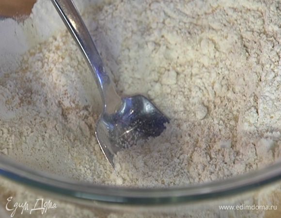 Всю муку перемешать с сахаром, содой, разрыхлителем и солью.