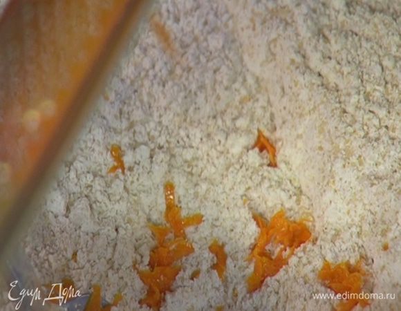 Апельсиновую цедру добавить к муке с сахаром.