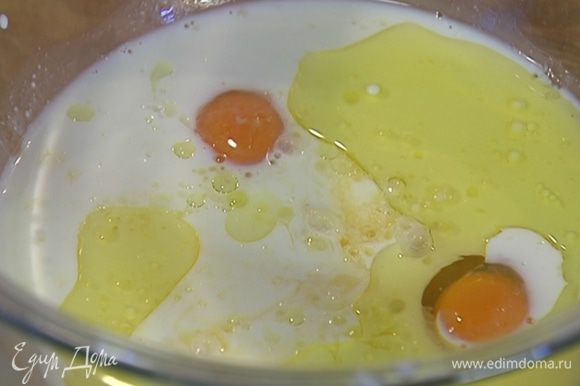 Молоко соединить с яйцами, оливковым маслом, апельсиновым соком и взбить все миксером.