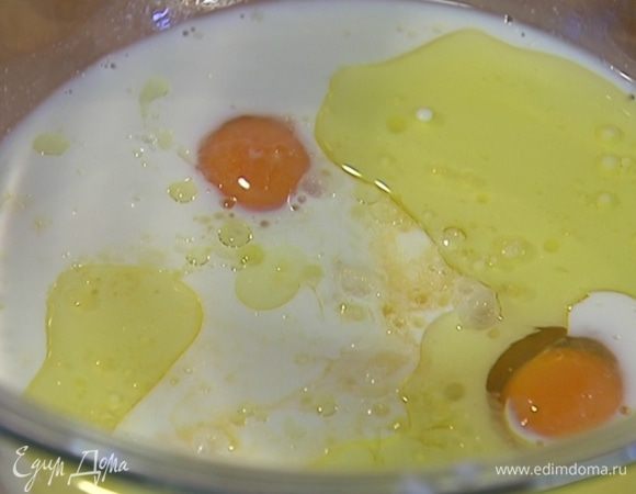 Молоко соединить с яйцами, оливковым маслом, апельсиновым соком и взбить все миксером.