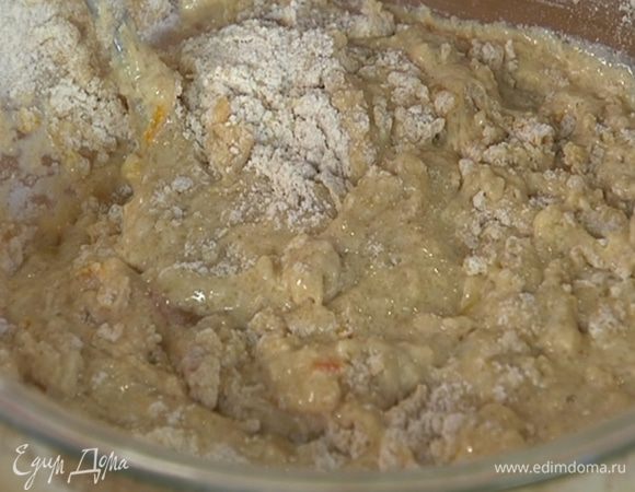 Соединить молочную массу с мучной и вымешать тесто.