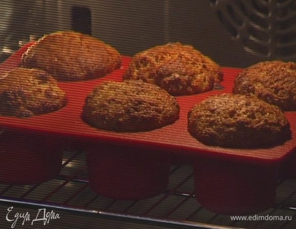 Выпекать маффины в разогретой духовке 20 минут.