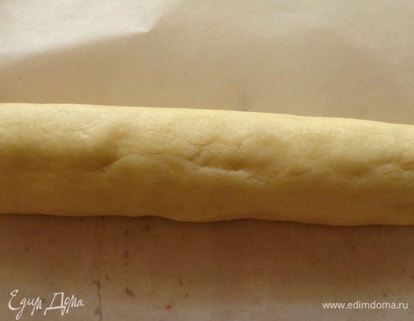 Коричневое тесто скатать в колбаску. Белое тесто раскатать скалкой так, чтобы завернуть в него коричневое. Положить в холодильник часа на полтора-два.