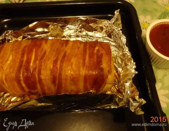 На семейное торжество готовила «Мясную бомбу» от Леночки – Elenissima http://www.edimdoma.ru/retsepty/71105-myasnaya-bomba-iz-indeyki. Рекомендую всем.
Это просто 2 в 1: песня и сказка.  На фото – только что из духовки!