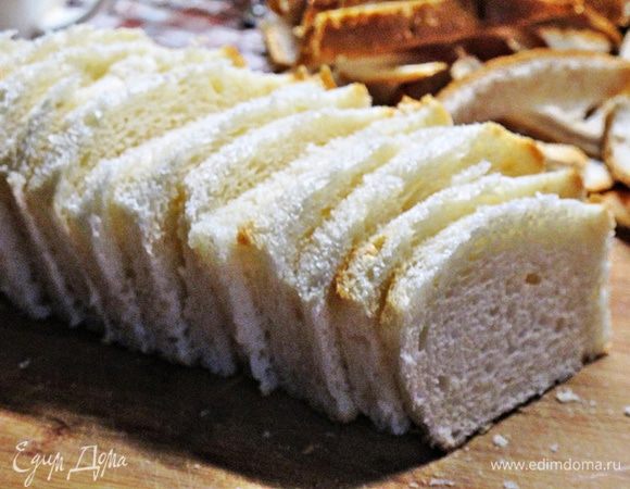 Готовим льезон: молоко, венчиком, смешать с 2 яйцами. Булку нарезать равными кусочками.